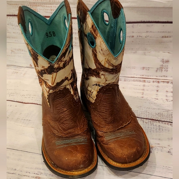 Ariat Round Toe Boots - Picture 1 of 6